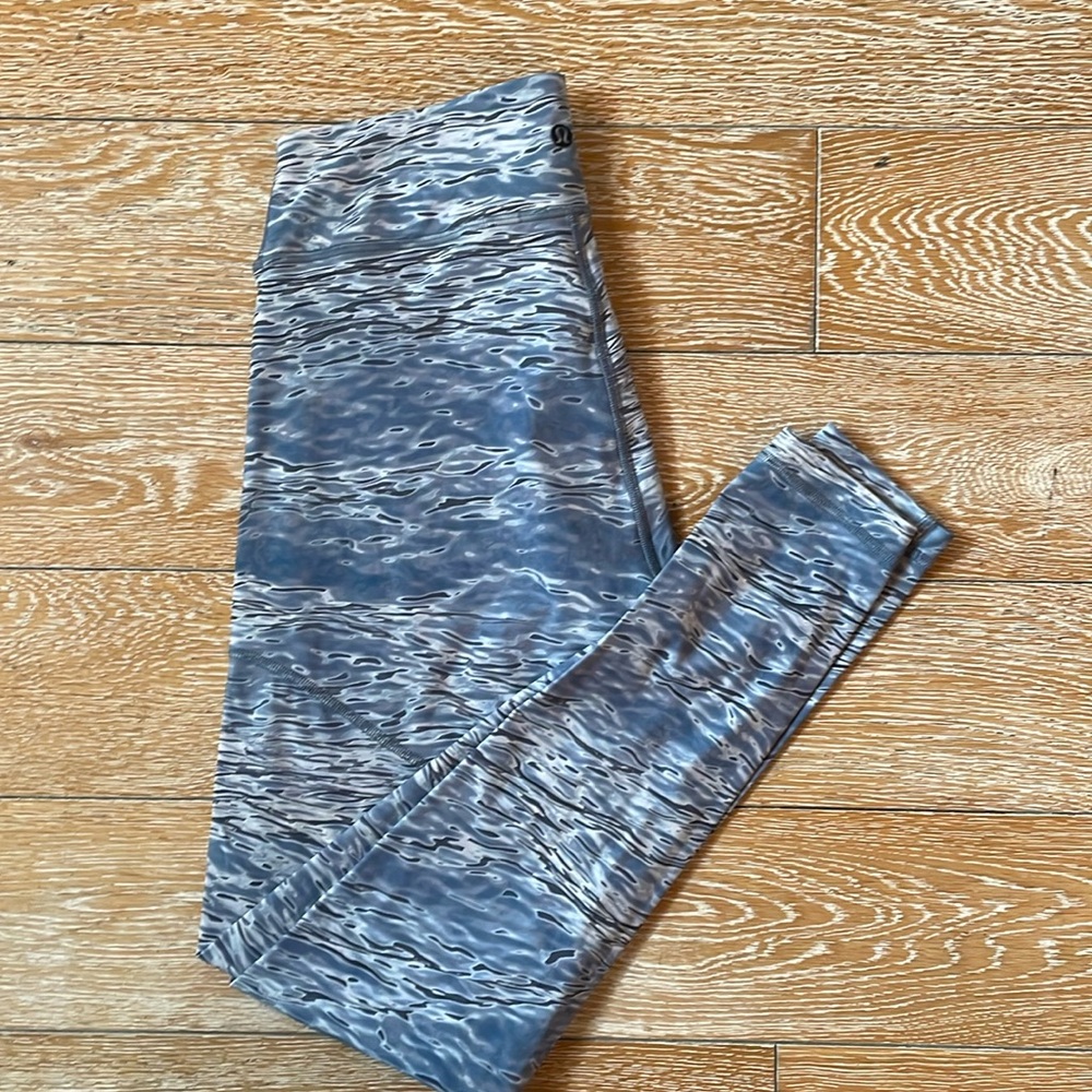 Lululemon Leggings- Size 8 blue water print - 28” length